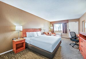 1 King Bed, Full Kitchen