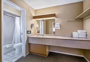 2 Single Beds, 1 Queen Bed, 2 Bedroom Suite, Kitchen